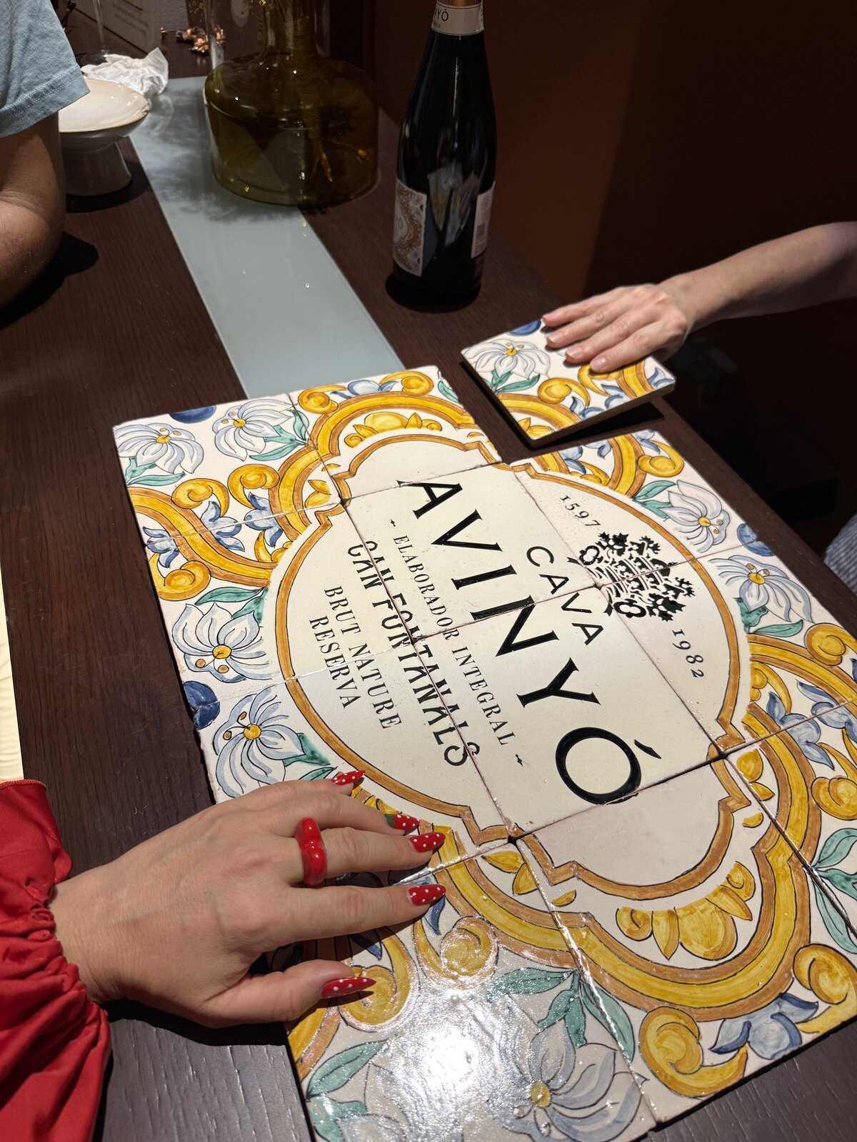 Cata de cava local con azulejo pintado