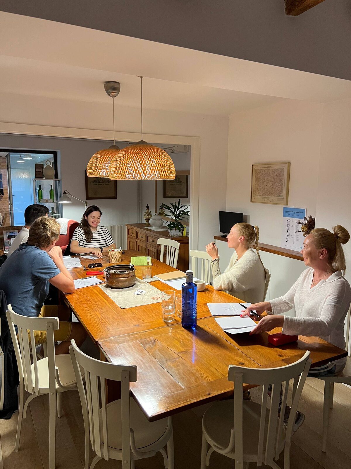 Clase de español alrededor de la mesa