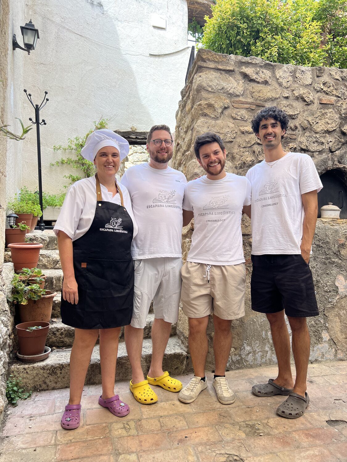 Equipo de Escapada Lingüística con sus camisetas y la cocinera